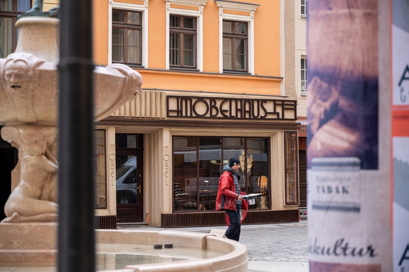 Plan zdjęciowy w okolicach Uniwersytetu Wrocławskiego. - Z uwagi na szczególne tło historyczne serialu (nazistowskie Niemcy lat 30. XX wieku), w przestrzeni miasta powstaną plany scenograficzne, uwzględniające określone znaki i symbole, charakterystyczne dla danego okresu historycznego, których nie należy w żaden sposób interpretować dosłownie – są jedynie dekoracją do filmu - informuje producent filmu